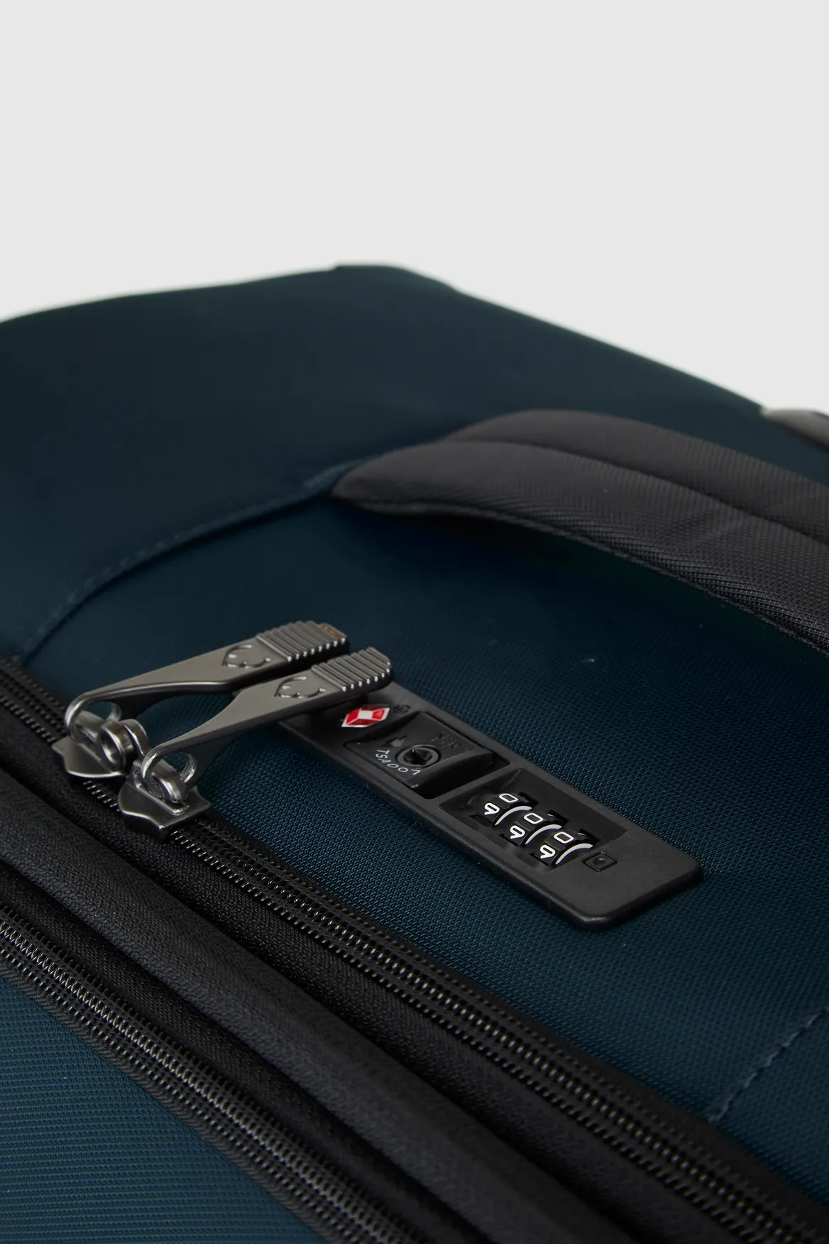 Soft Stripe 71cm Suitcase Strandbags